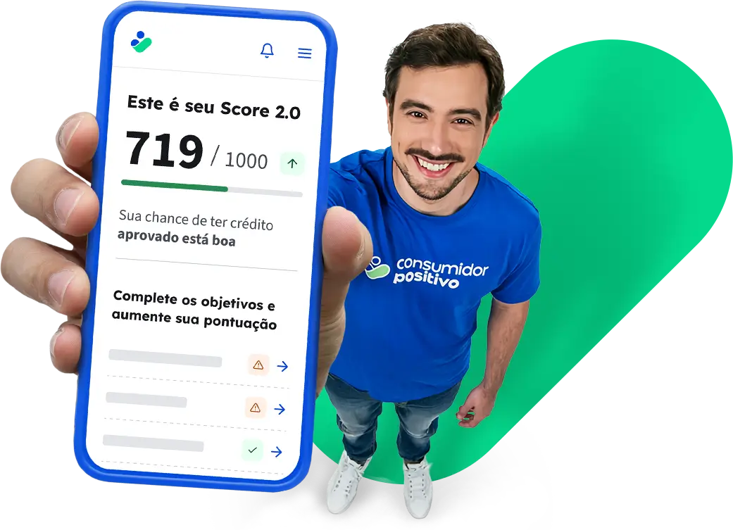 Um homem segurando um celular mostrando o Score 2.0 da Consumidor Positivo